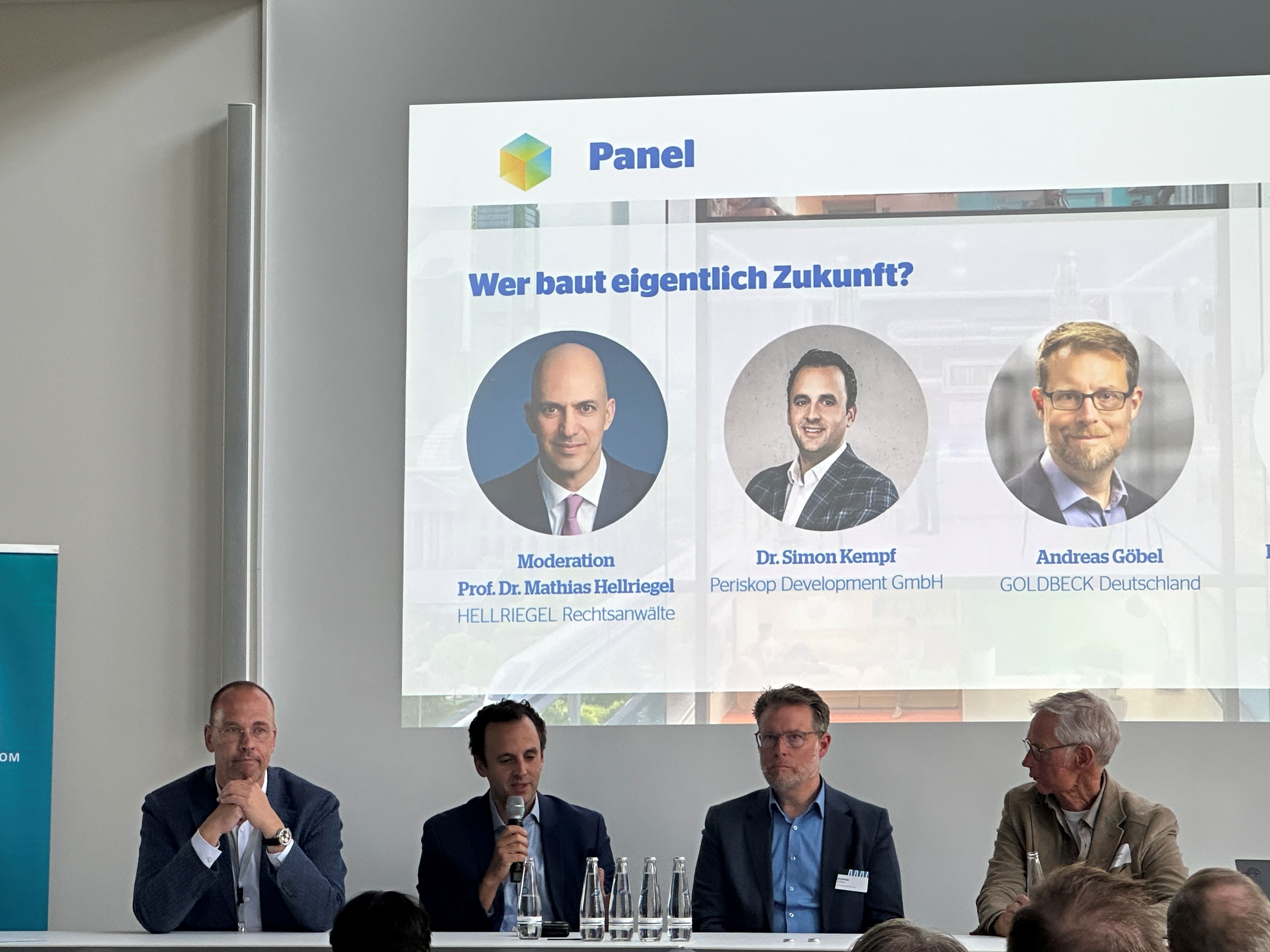 Im Fachpanel „Wer baut eigentlich Zukunft?“ diskutierten Prof. Dr. Mathias Hellriegel, Dr. Simon Kempf, Andreas Göbel und Andreas Schulten über Bauturbo, Baukosten, Stadtqualität und Umsetzungspraxis | BERLINboxx